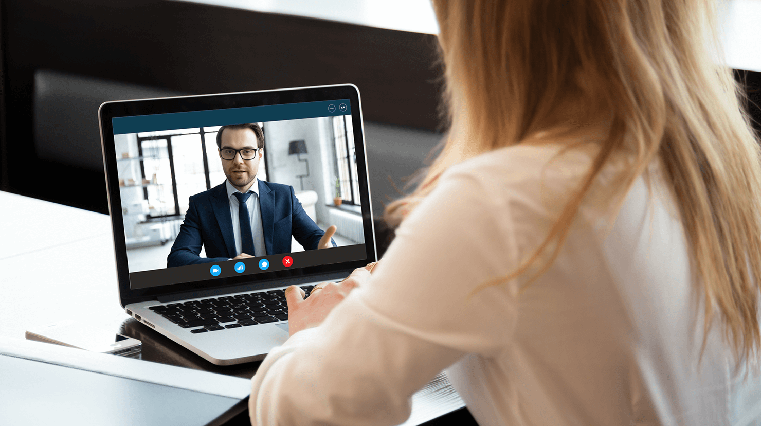 Woman talking to a man on a laptop